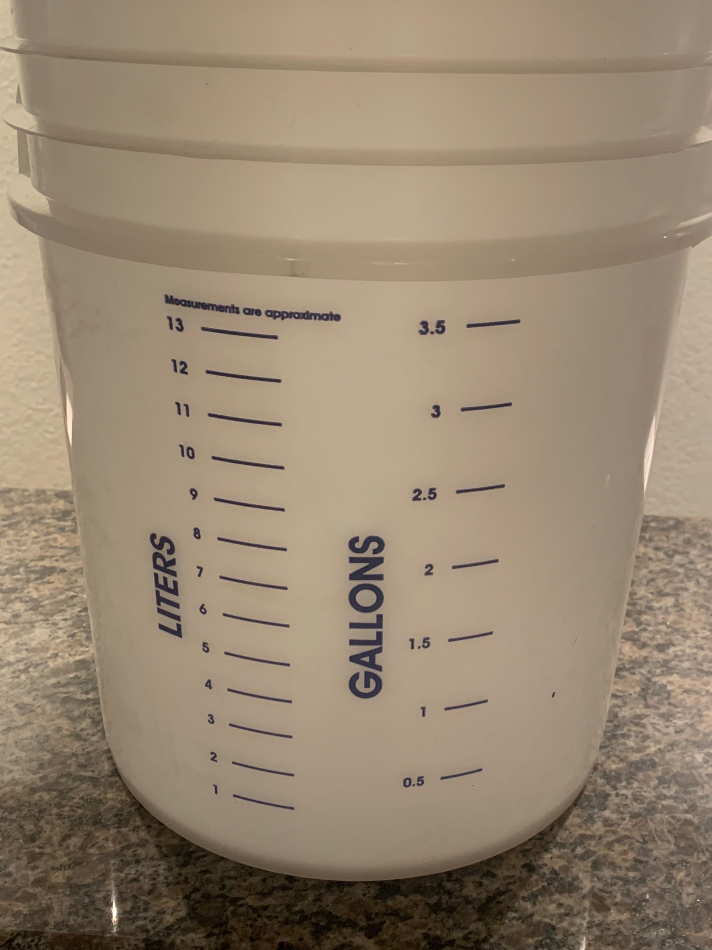 Graduated mixing pail 5 gallon with sealing lid
