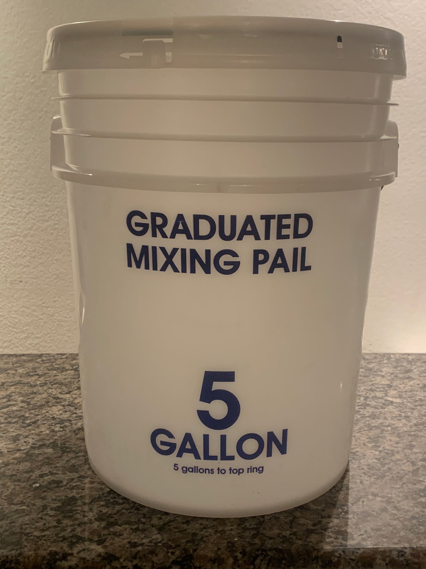 Graduated mixing pail 5 gallon with sealing lid